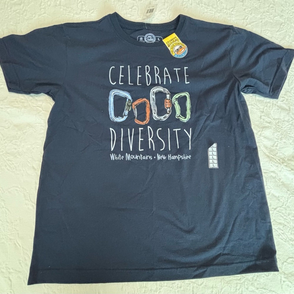 THE DUCK COMPANY NWT “Celebrate Diversity
White Mountains, NH” T-Shirt Size L